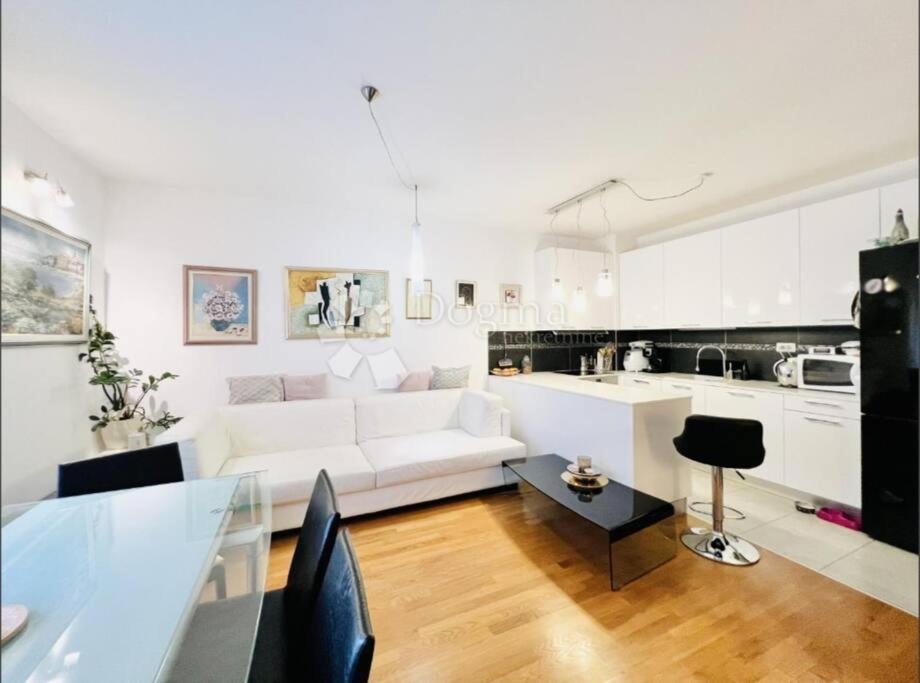 A Modern & Sunny In Umag